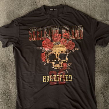 T-shirt con teschio e fiori