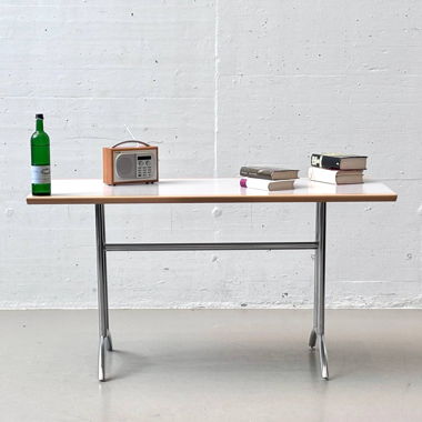 Eleganter Schreibtisch im Bauhaus Stil 
