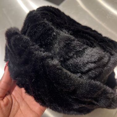 Fascia per capelli in ecopelliccia nera