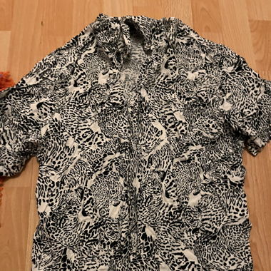 Schwarz Weisses Hemd mit Jaguar Muster