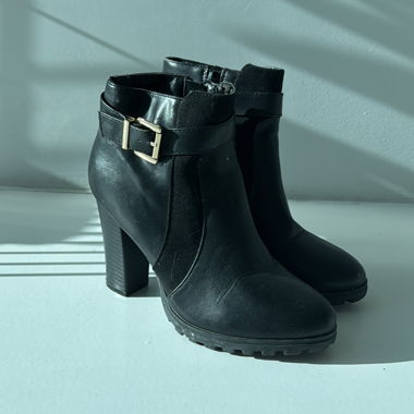 Schwarze Stiefeletten mit Absatz