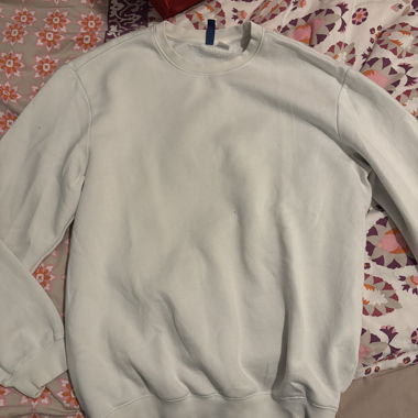 White long-sleeve sweatshirt