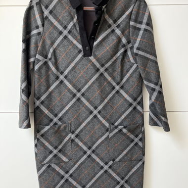 Grau kariertes, langärmeliges Kleid