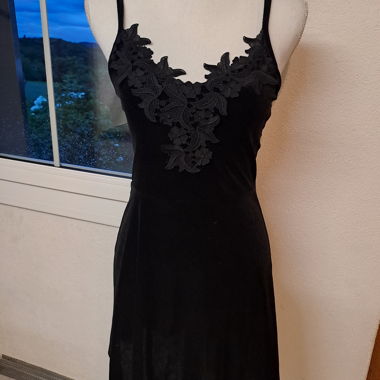 Abito in velluto nero con pizzo