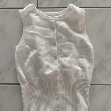 Weisse Strickweste