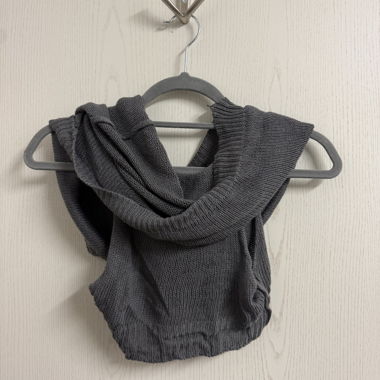 Top corto in maglia con cappuccio