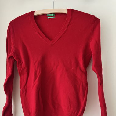 Roter wollen Pullover