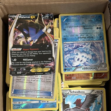 Kiste voll mit Pokémon Karten 