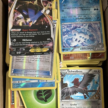 Kiste voll mit Pokémon Karten 