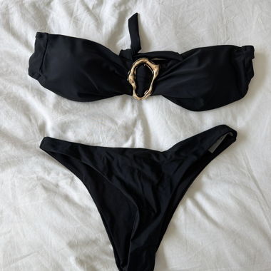 Bikini Nero con Anello Dorato