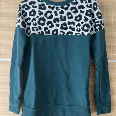Maglione verde con motivo leopardo