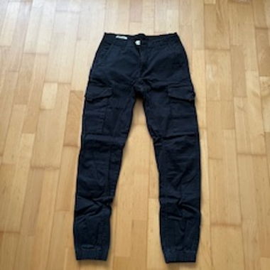 Schwarze Cargo-Hose