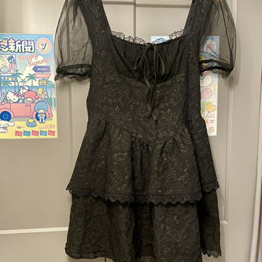 Schwarzes Kleid aus Blumen-Spitzentstoff