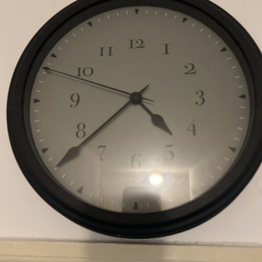 Schwarze Wanduhr