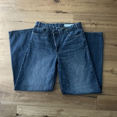 Blau-graue weite Jeans mit doppelten Knöpfen