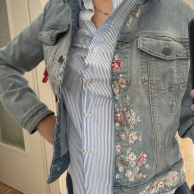Veste en jean brodée de fleurs NAF NAF