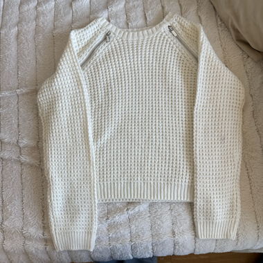 Weisser Strickpullover
