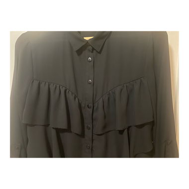 Elegante schwarze Bluse mit Rüschen S/36