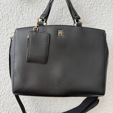 Sac à main noir avec détails dorés