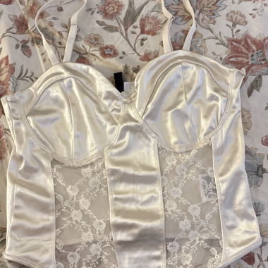Top corsetto in raso e pizzo