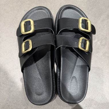 Schwarze Sandalen mit Schnallen