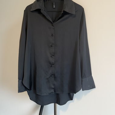 Blusenkleid aus schwarzem Satin M