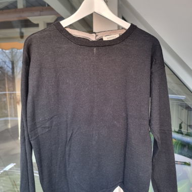 Pull en laine anthracite avec boutons dans le dos