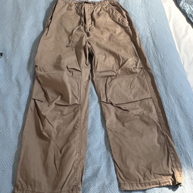 Pantaloni cargo beige Bershka S