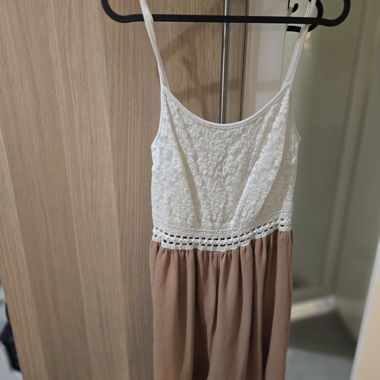 Tutina beige e bianca