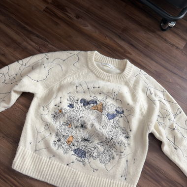 Cremefarbener Strickpullover mit Stickerei