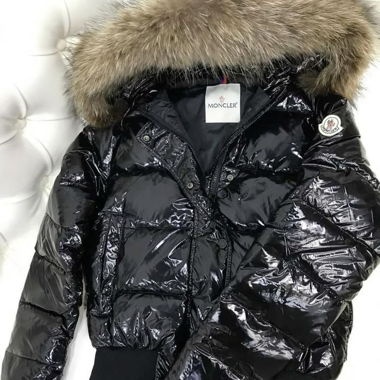 Doudoune Moncler avec capuche en fourrure