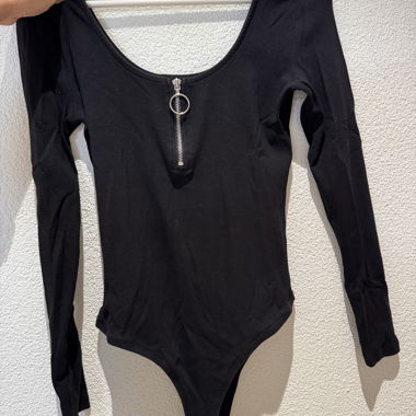 Black quarter zip longsleeve body