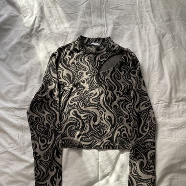 Top à motif avec ouverture sur le devant 