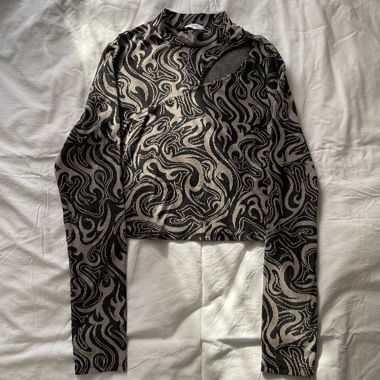 Top à motif avec ouverture sur le devant 