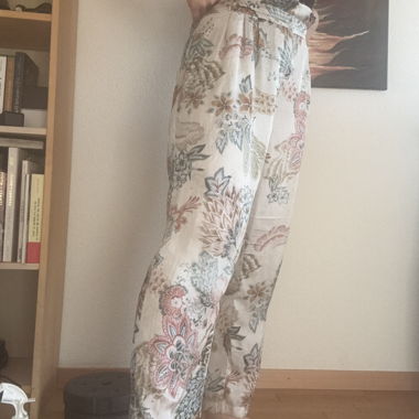 Flatternde florale Hose