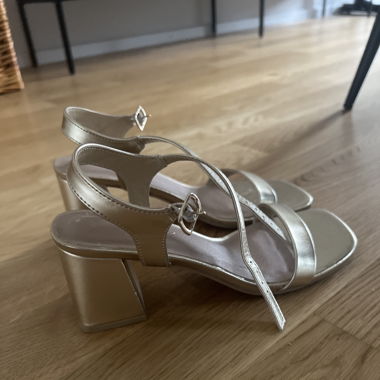 Goldene Sandalen