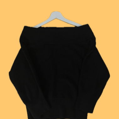 Schulterfreie schwarze Hemd