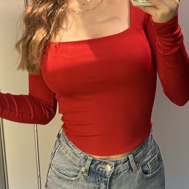 Rotes Langarm-Top