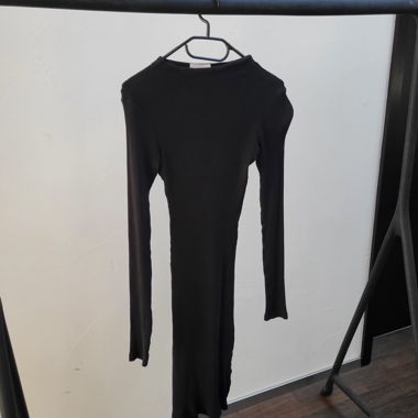 Vestito a coste nero con maniche lunghe
