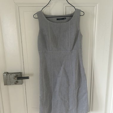 Robe droite sans manches gris clair