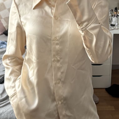 Chemise beige en satin