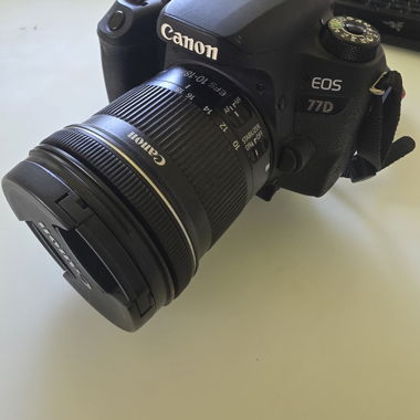 Canon EOS 77D mit objectif 10-18mm