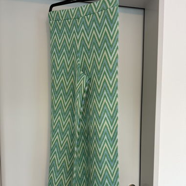 Grün schimmernde Palazzohose von Mango