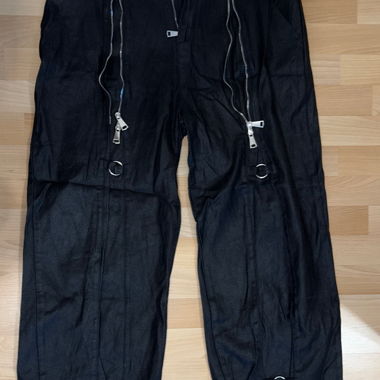 Pantalon cargo noir avec zips & anneaux en D