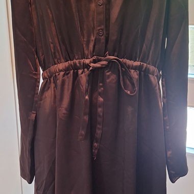 Braunes Satin-Kleid mit Gürtelchen