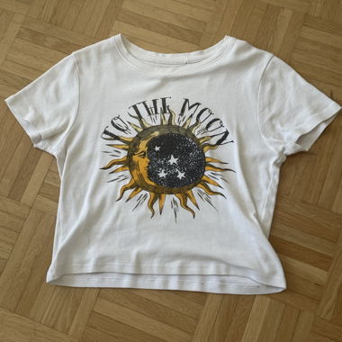 T-shirt cropped bianca con grafica