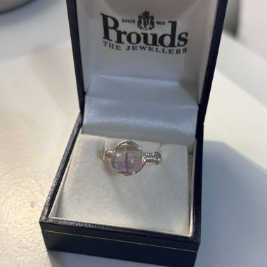Verstellbarer Ring mit rosa Stein