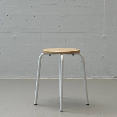 Minimalistischer Hocker mit Holzsitz 