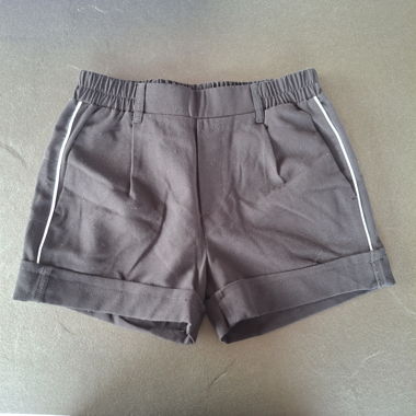 Short en tissu noir avec bandes blanches