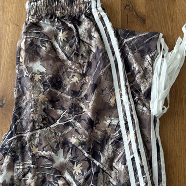 Pantalon camouflage avec rayures blanches